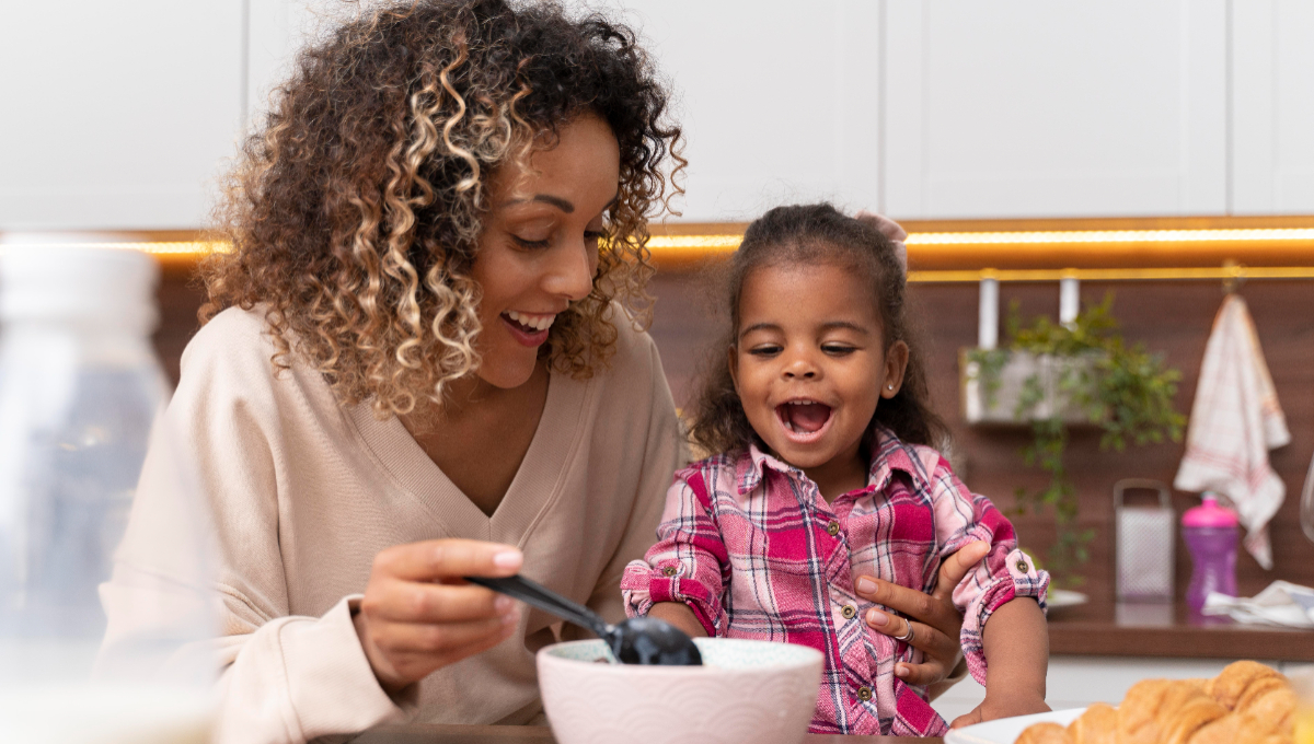 Mãe e filha comendo juntas