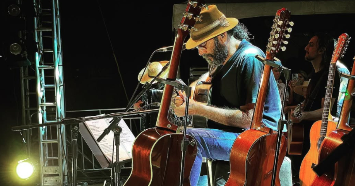 almir sater tocando no palco