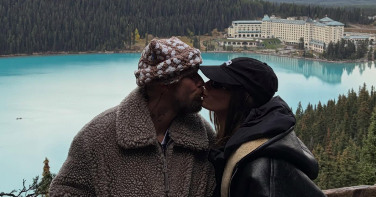 justin e hailey se beijando em viagem