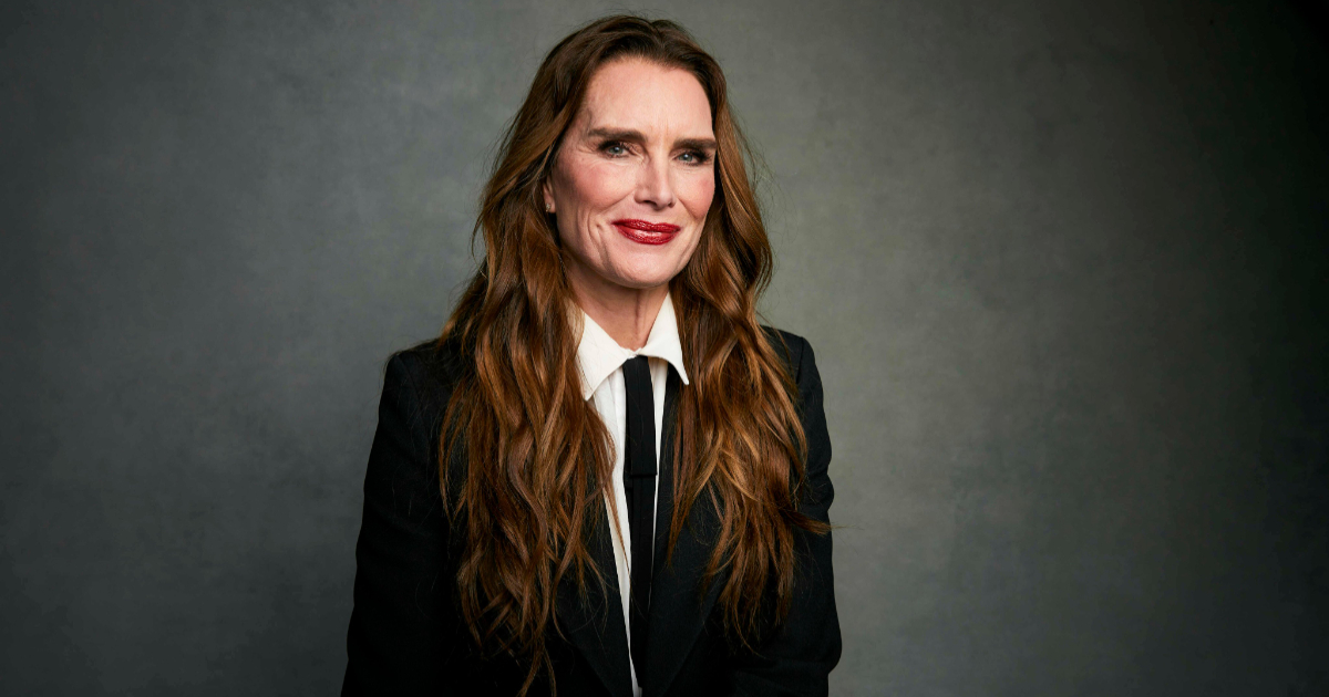 brooke shields posando