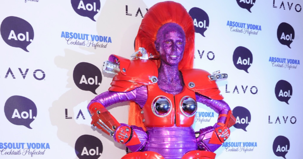 heidi klum fantasiada de alien robótico no halloween
