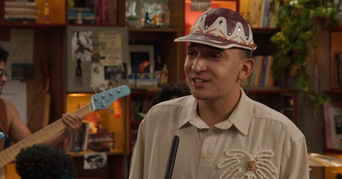 joão gomes se apresentando no tiny desk