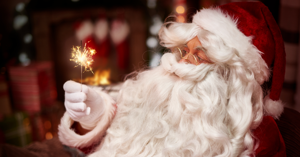 papai noel segurando uma vela