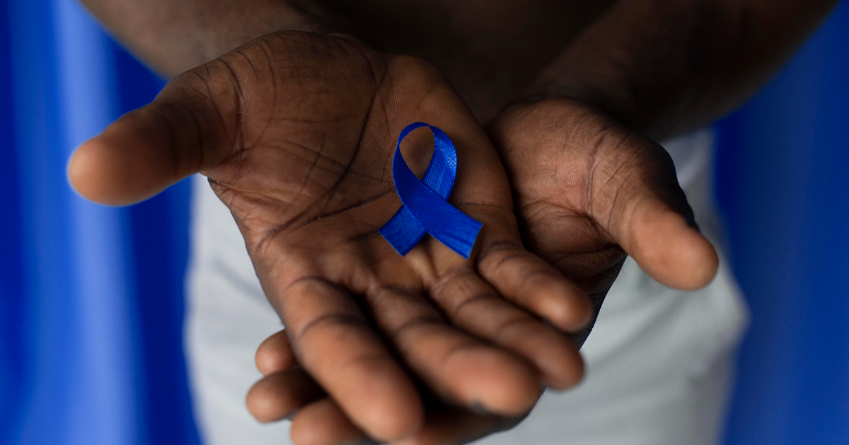 pessoa segurando laço do novembro azul