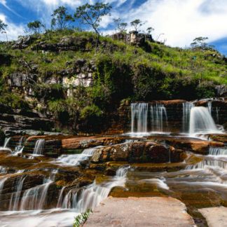 A Anglo American mantém sob proteção mais de 22 mil hectares de áreas de conservação na região do Minas-Rio. Essa impressionante extensão é aproximadamente dez vezes maior que a área diretamente impactada pelas operações da empresa. Tais áreas incluem Reservas Legais, Áreas de Preservação Permanente (APPs) e corredores ecológicos voluntariamente estabelecidos, essenciais para a biodiversidade dos biomas Cerrado e Mata Atlântica.