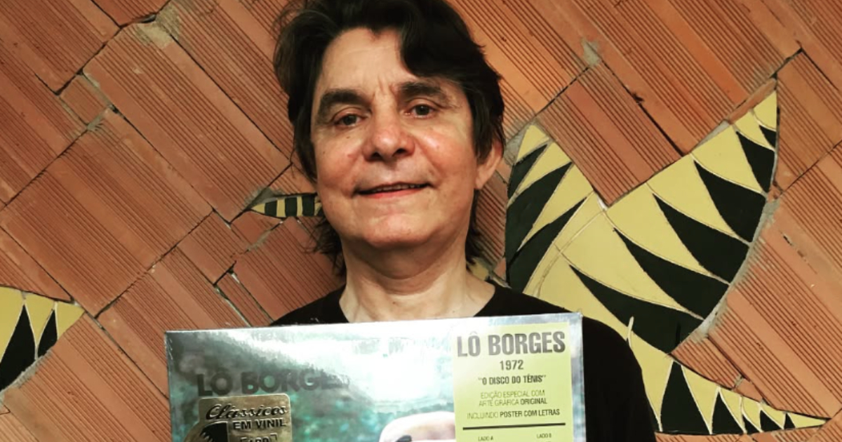 lô borges segurando seu disco