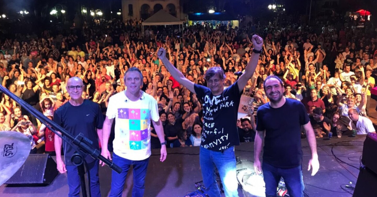 banda 14 bis e público em show