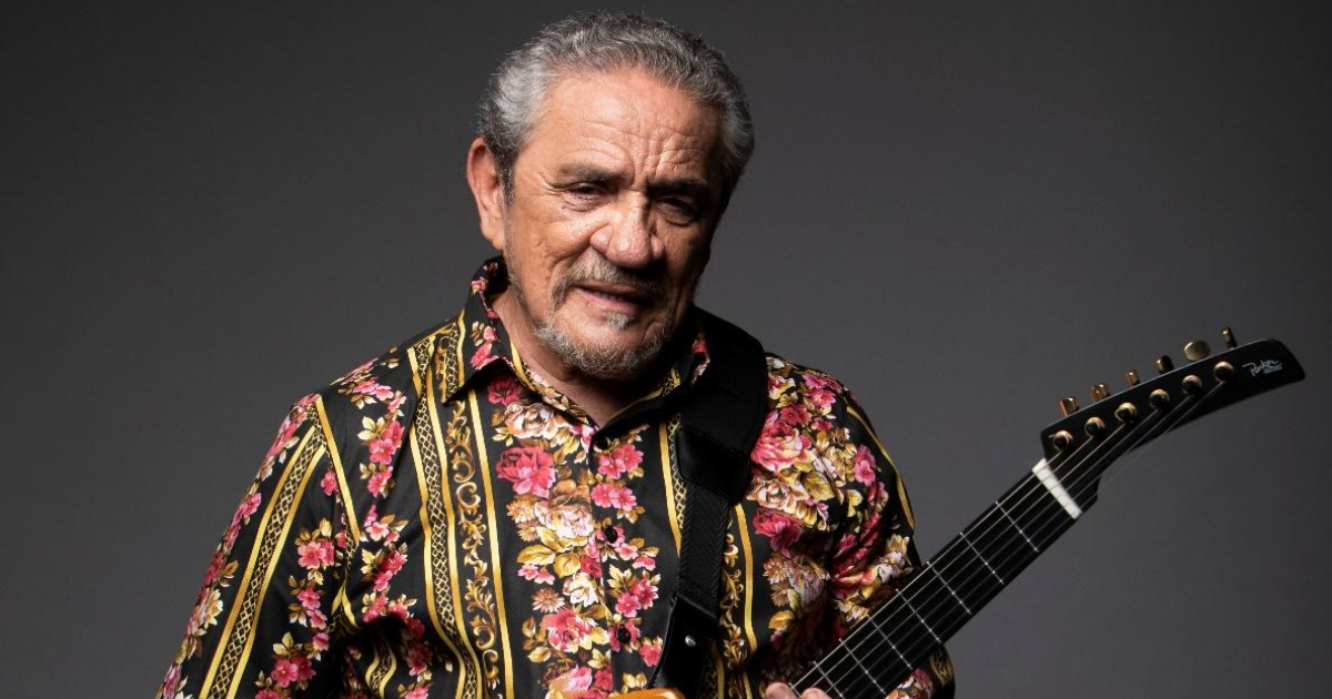 zé ramalho segurando guitarra