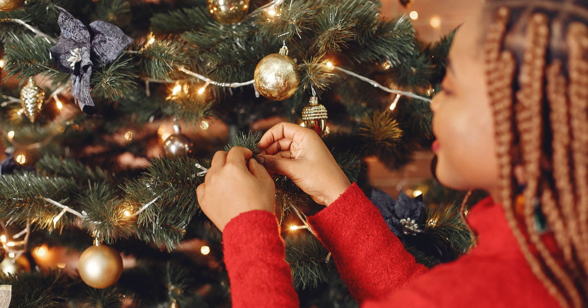 pessoa montando árvore de natal