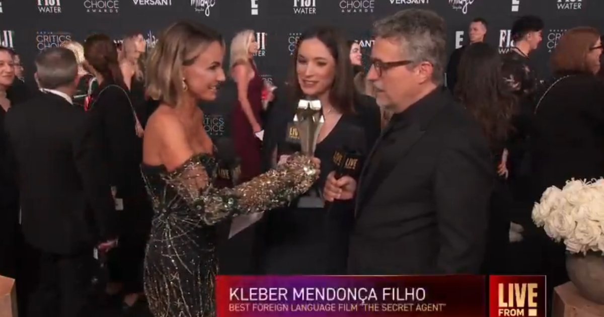 kleber mendonça filho recebendo troféu do critics choice awards