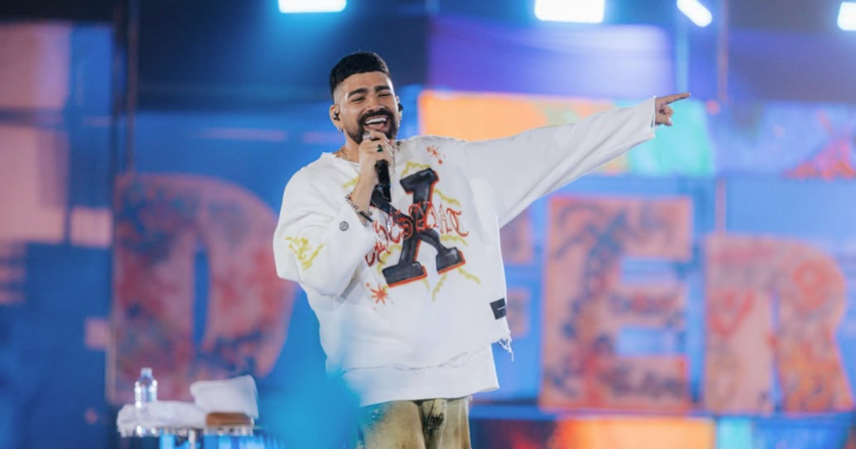 dilsinho cantando no palco