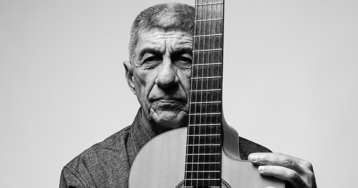 fagner posando com um violão