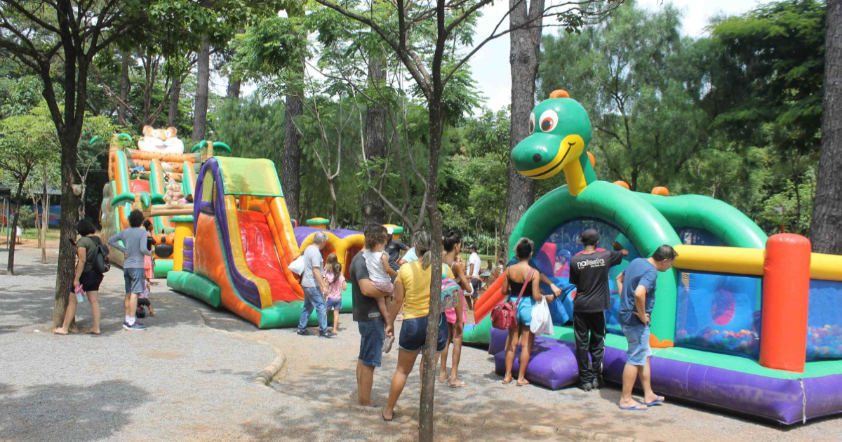 brinquedos infláveis montados no parque municipal em bh