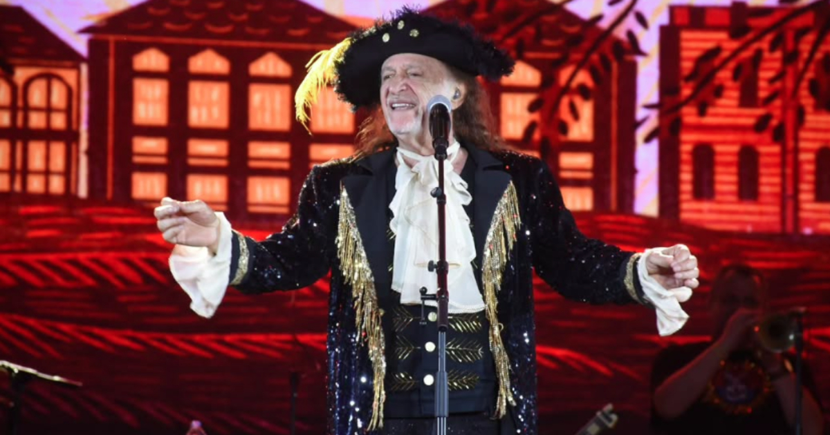 alceu valença cantando no palco