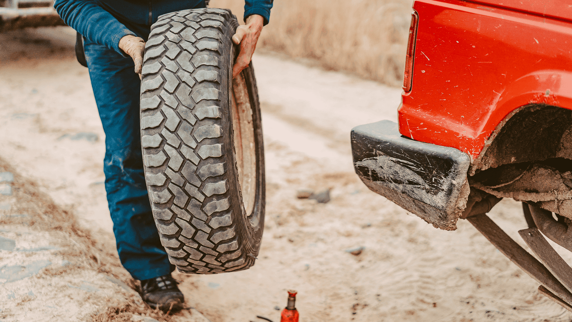 mecânico pegando um pneu