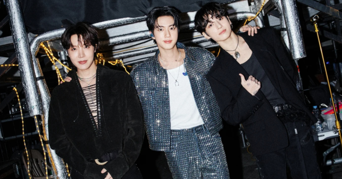 integrantes do grupo bts posando nos bastidores de show