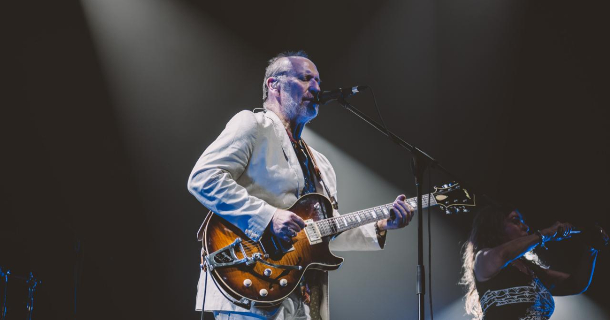 colin hay cantando no palco