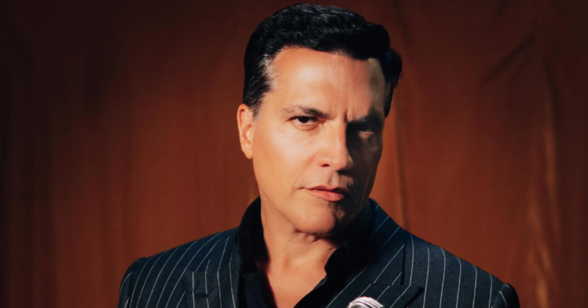 daniel boaventura segurando um microfone