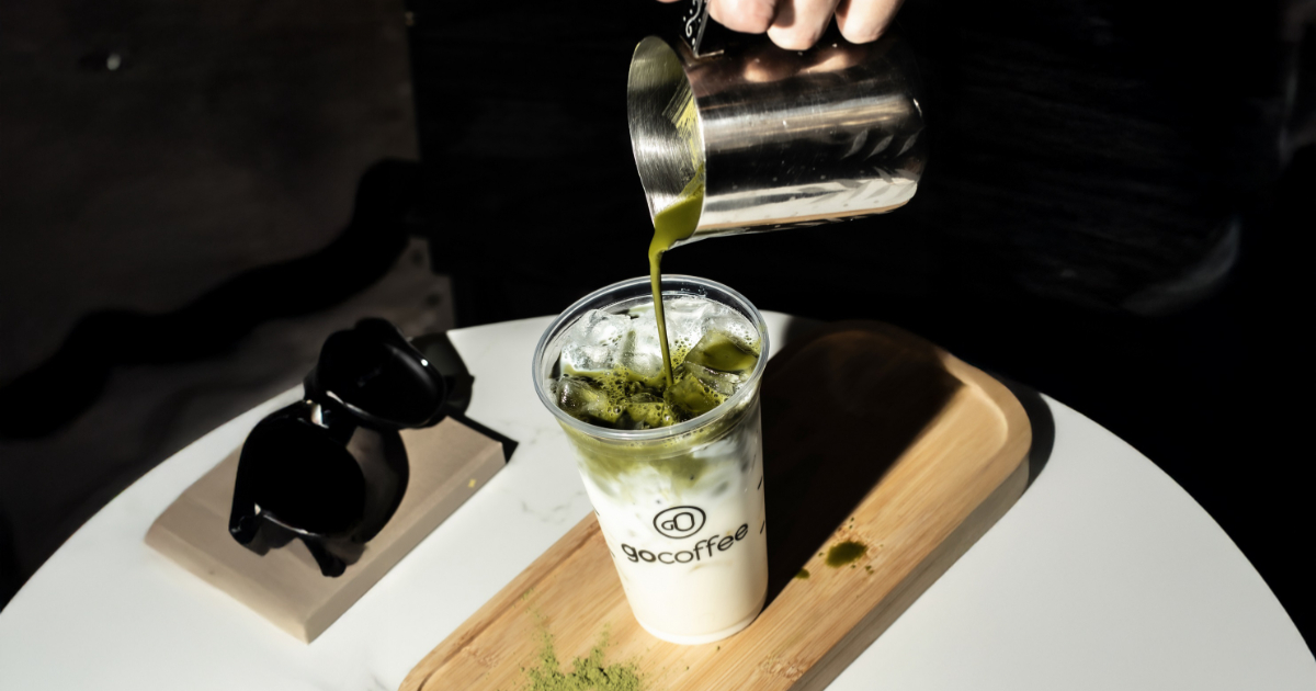 pessoa preparando matcha