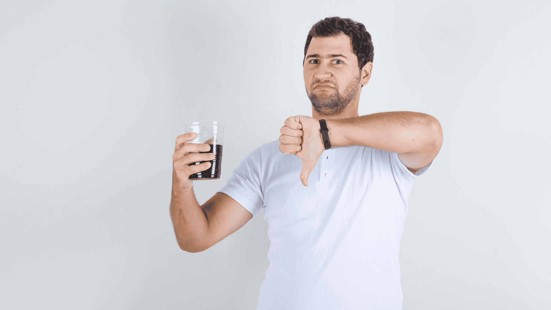 homem segurando copo