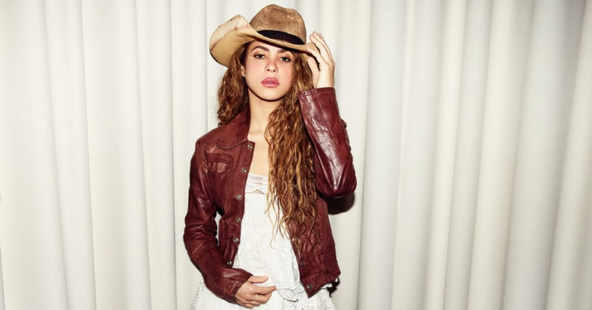 shakira posando de chapéu