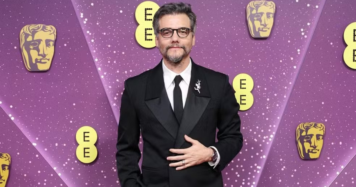 wagner moura no tapete vermelho do bafta