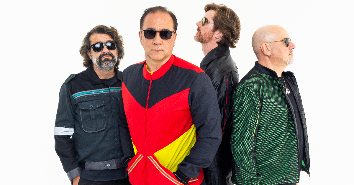 banda biquini posando