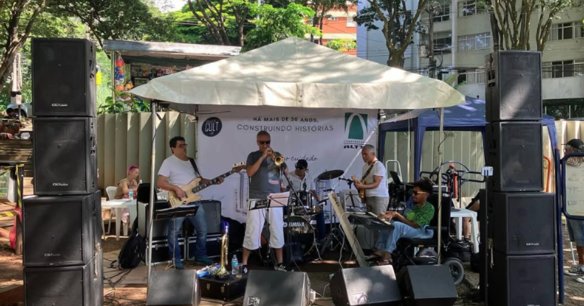 banda tocando no blues na praça