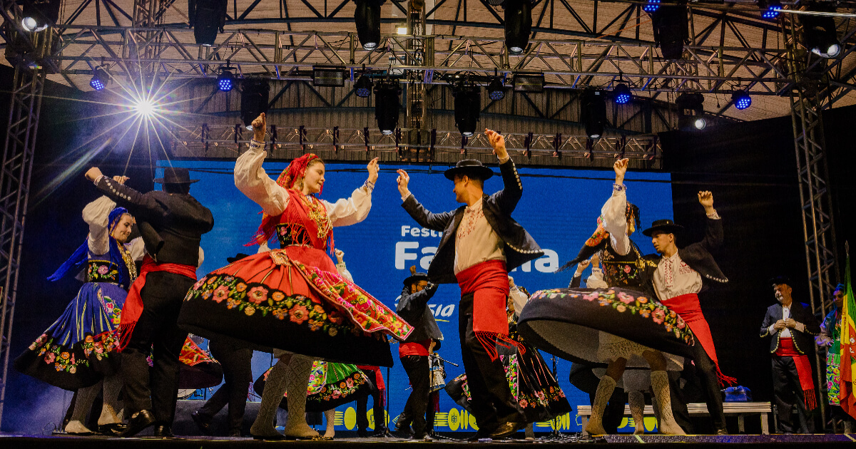 grupo de dança gaúcha no palco