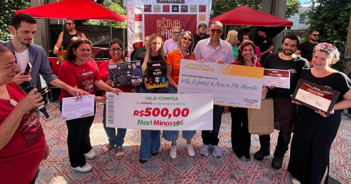 vencedora do festival do arroz recebendo prêmio