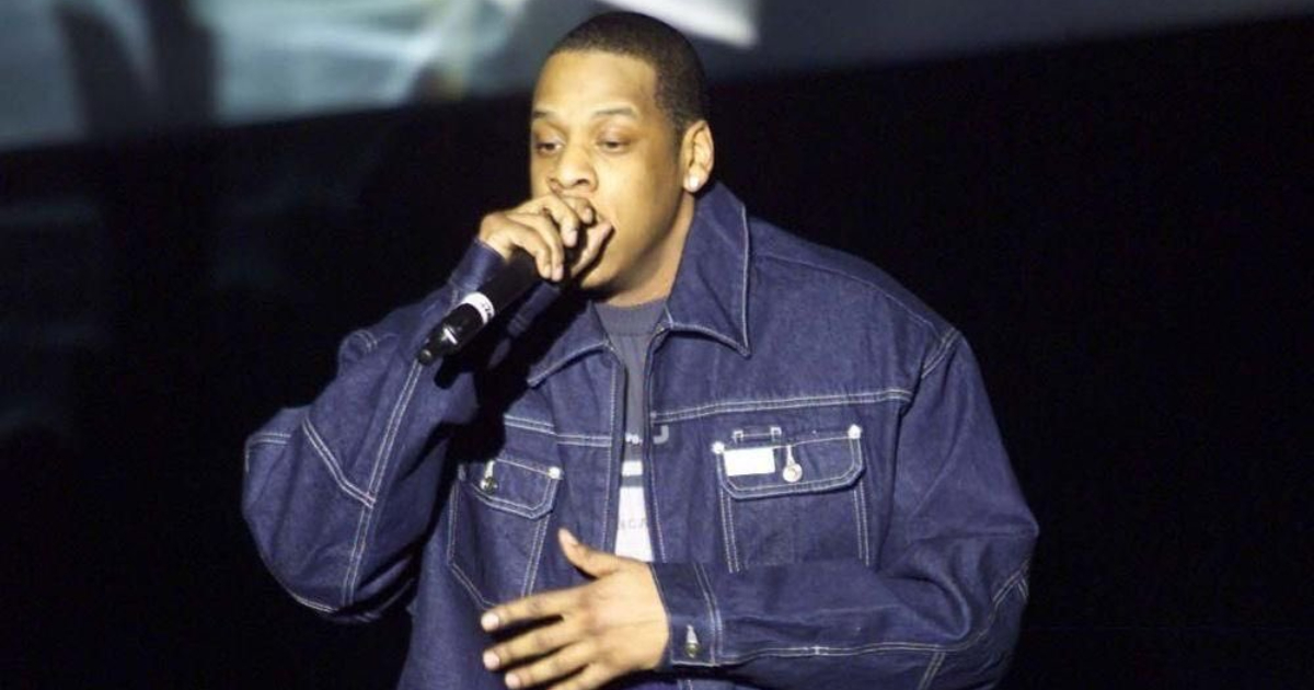 jay-z jovem cantando em um desfile