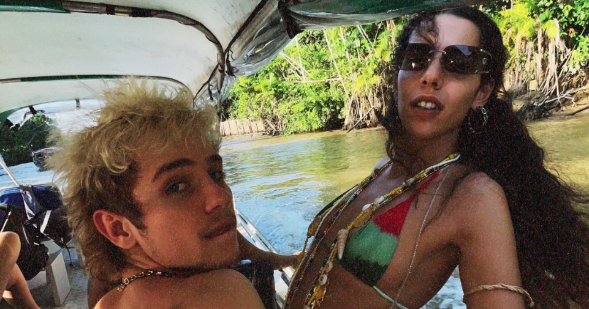 juliano floss e marina sena em um barco