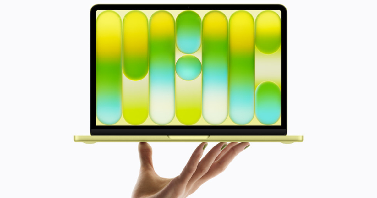 mão segurando o macbook neo