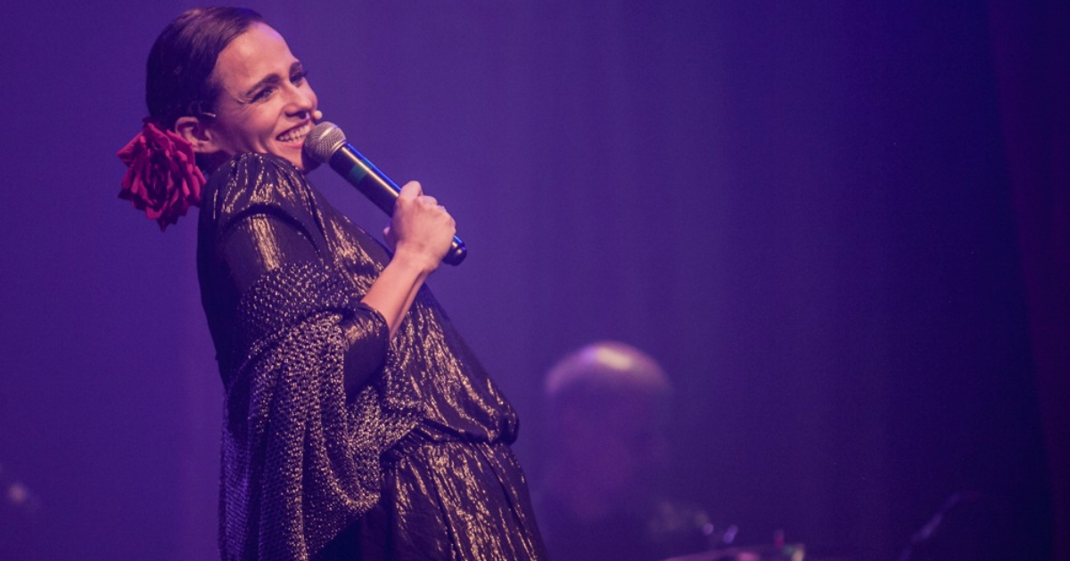 maria tereza costa cantando no palco