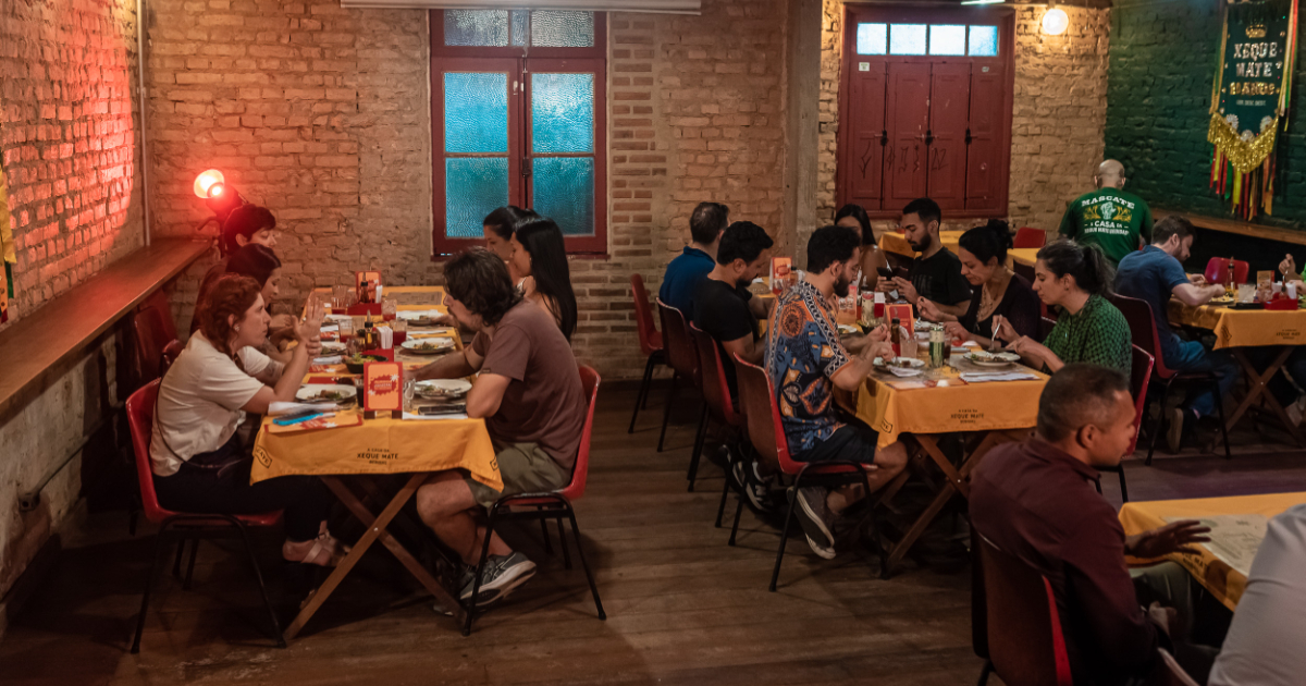 pessoas comendo no mascate floresta