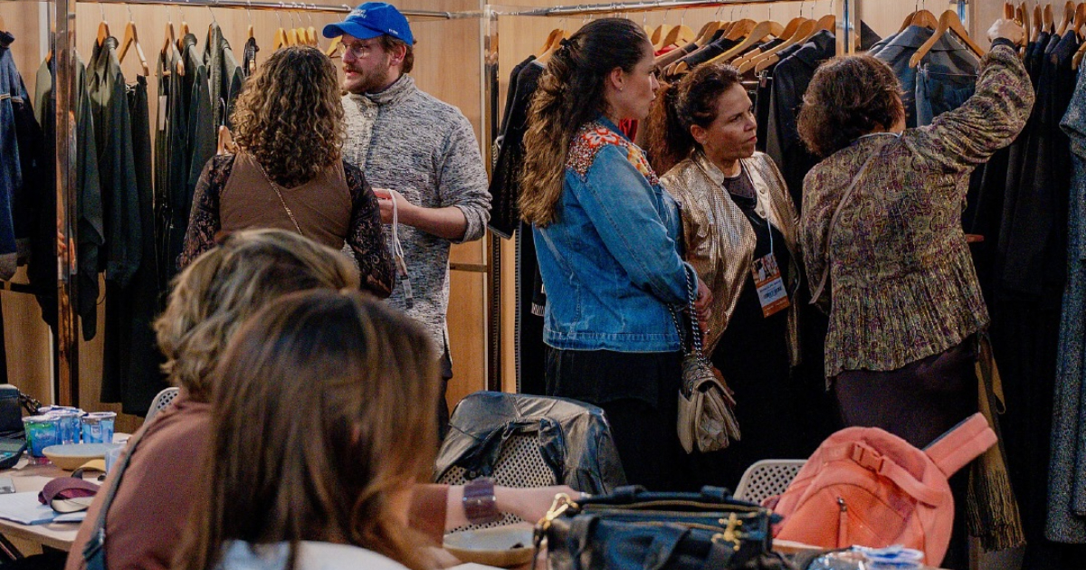 público visitando estande no minas trend