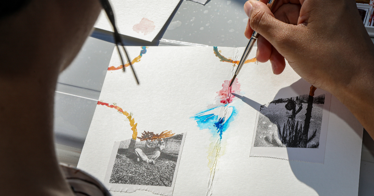 pessoa pintando na oficina de autorretrato
