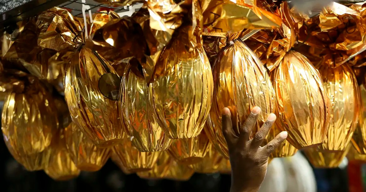 pessoa pegando no ovo de páscoa