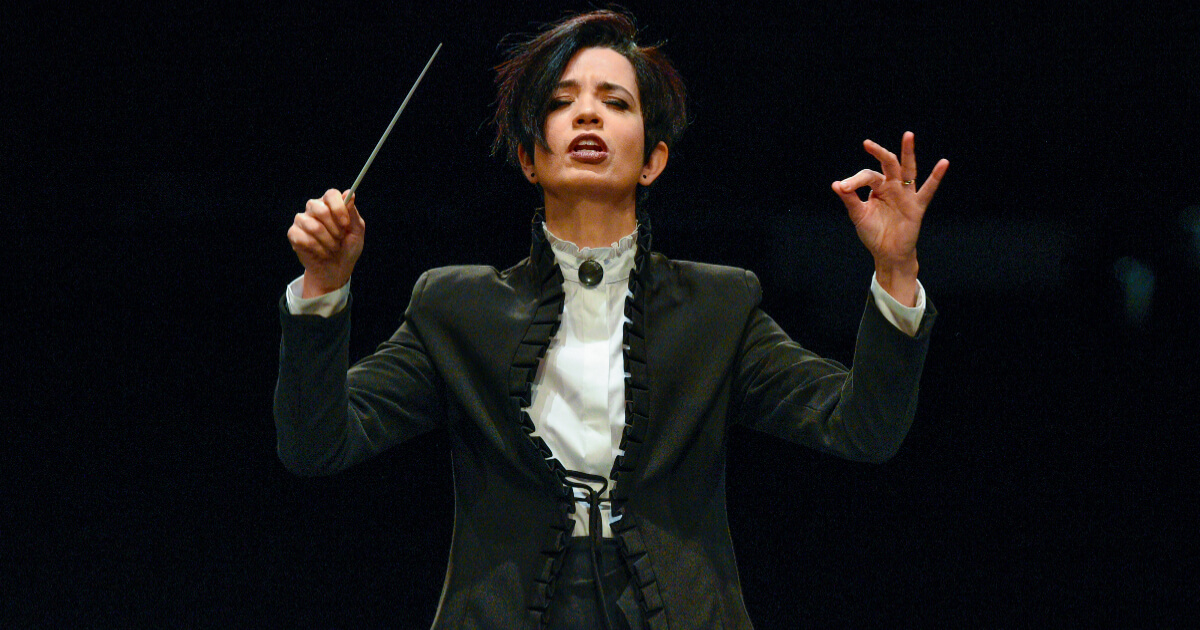 maestra priscila bomfim regendo um concerto