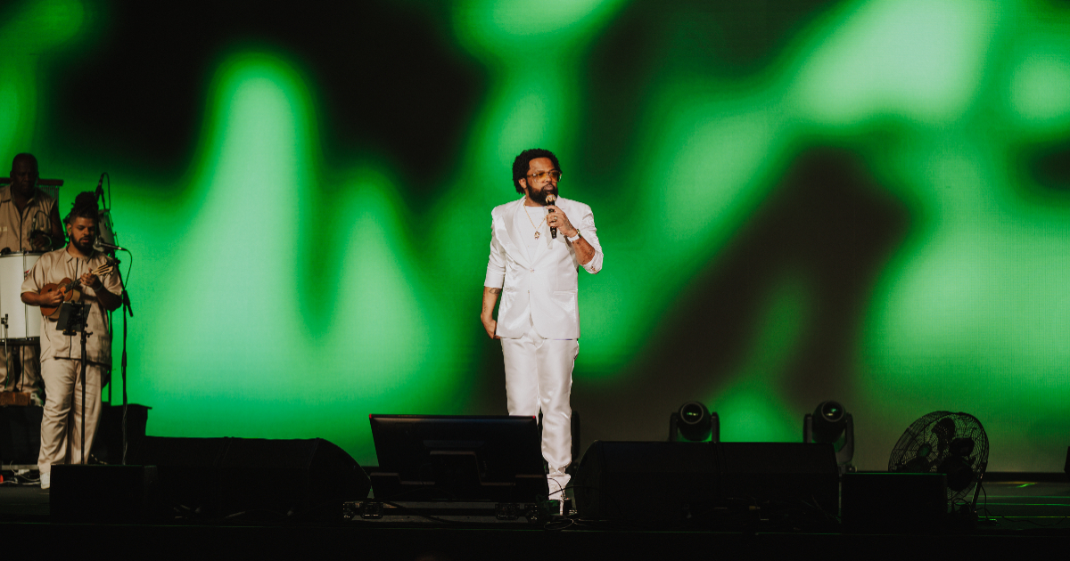 xande de pilares no palco