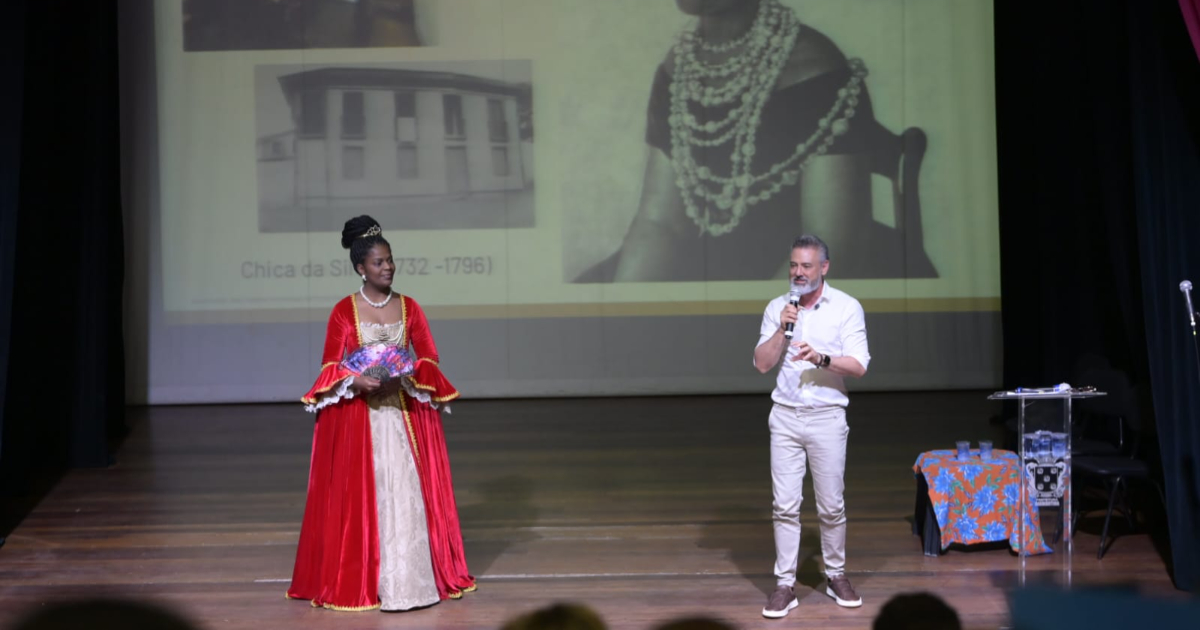 secretário de cultura de mg apresentando ópera chica da silva