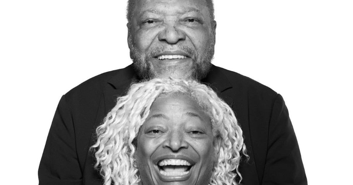 martinho da vila e mart'nália posando juntos