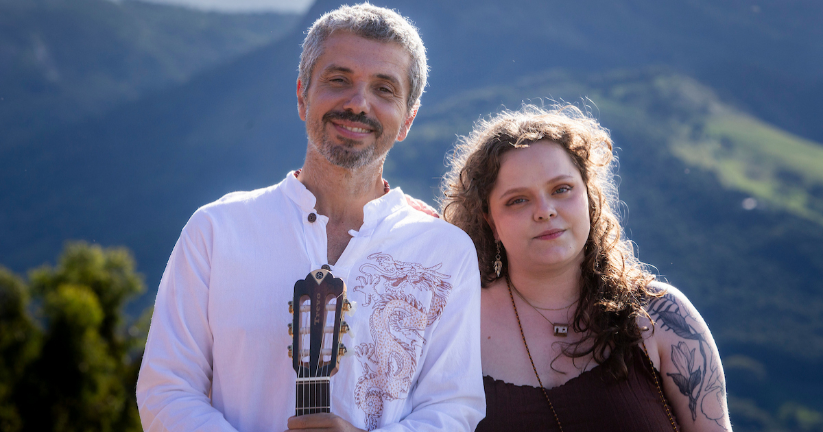 elder costa e bruna moraes posando na natureza