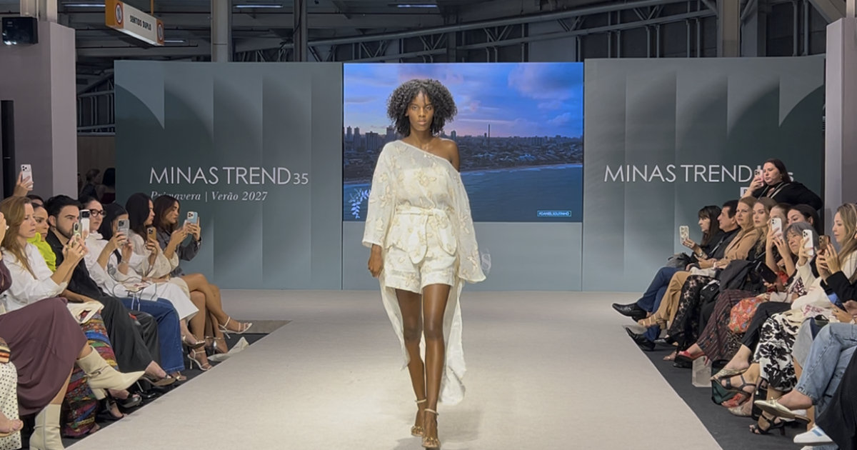 modelo desfilando no minas trend