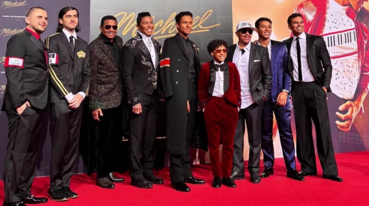 família de michael jackson na premiére do filme michael