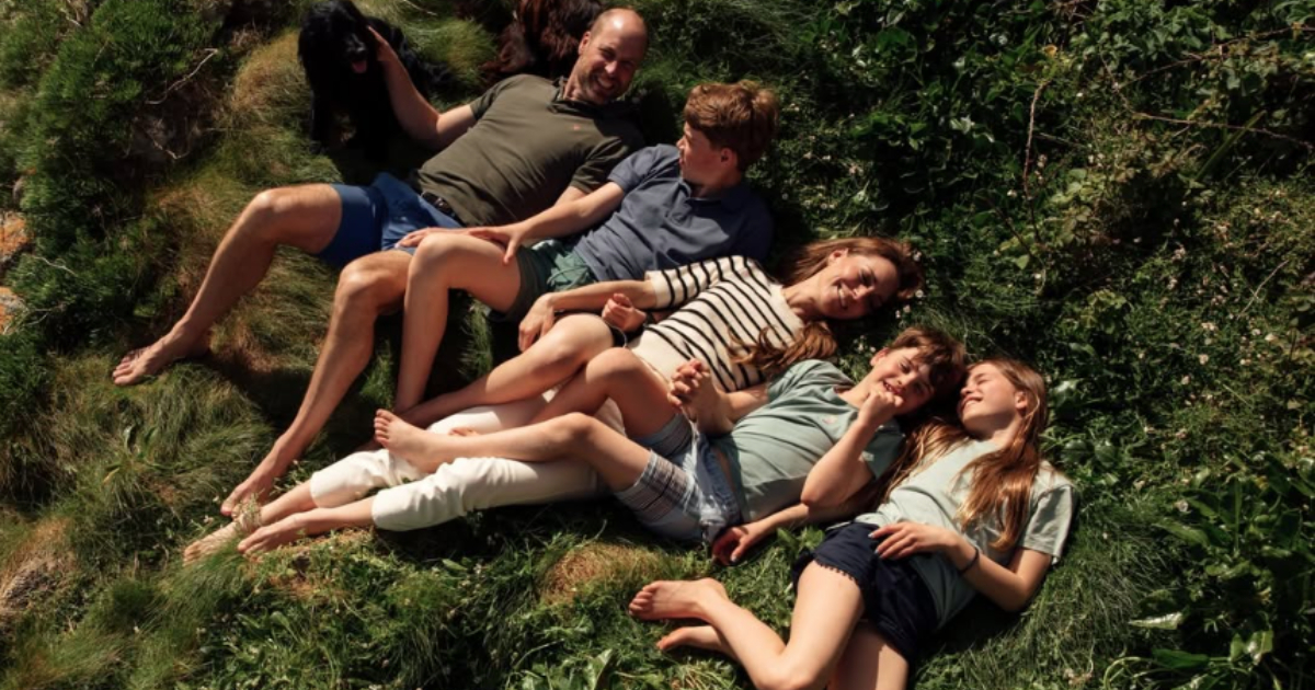 família real britânica em foto descontraída
