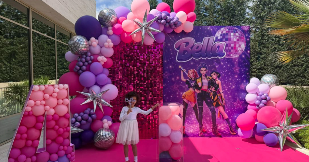 bella esmeralda em sua festa de aniversário