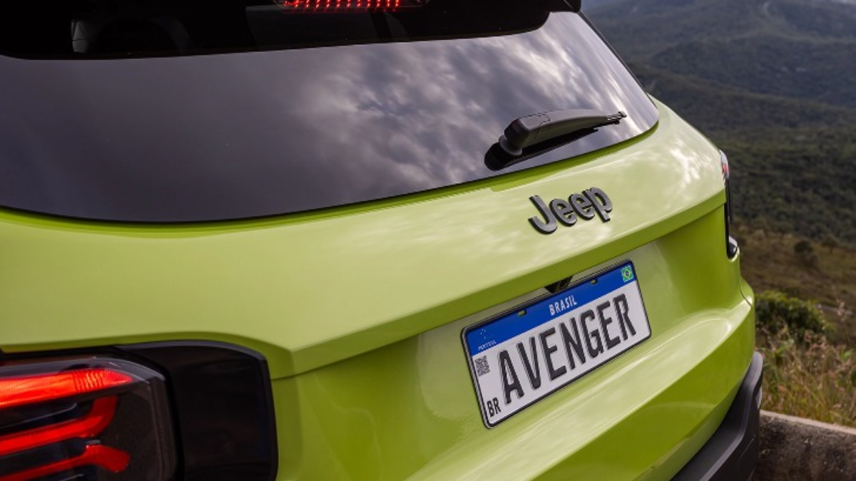 foto mostra traseira do jeep avenger 2026