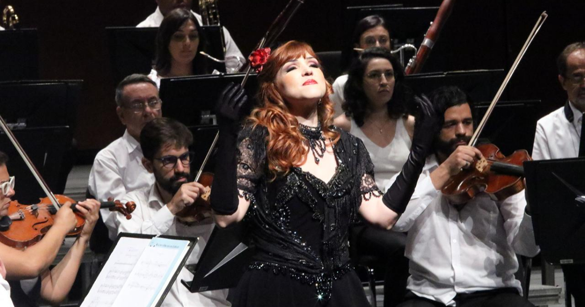 melina peixoto se apresentando