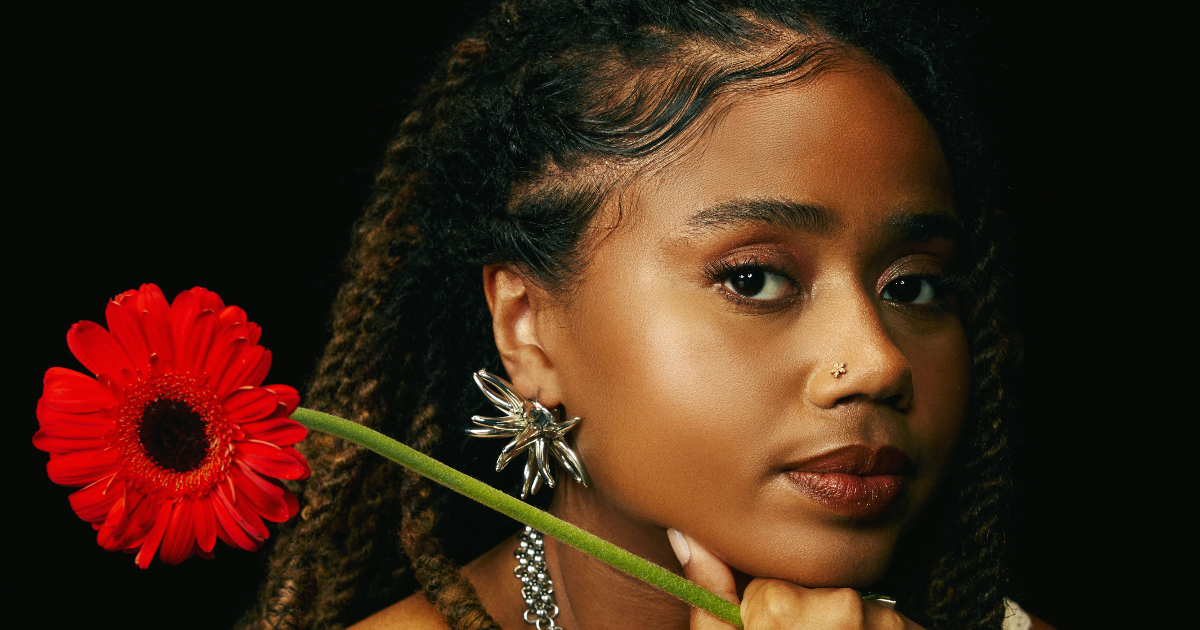 melly segurando uma flor